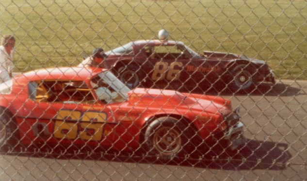 #86 Dane Smith (standing, left) and #69 Tom Wyatt (in cap on right next to his Durnford car) line up for a start at Anderson 1978 (Photo courtesy of Dane Smith)